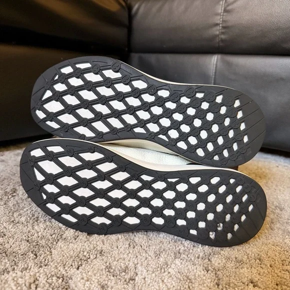 CHANEL Ivory Calfskin Suede Sneakers 42 - Picture 9 of 10